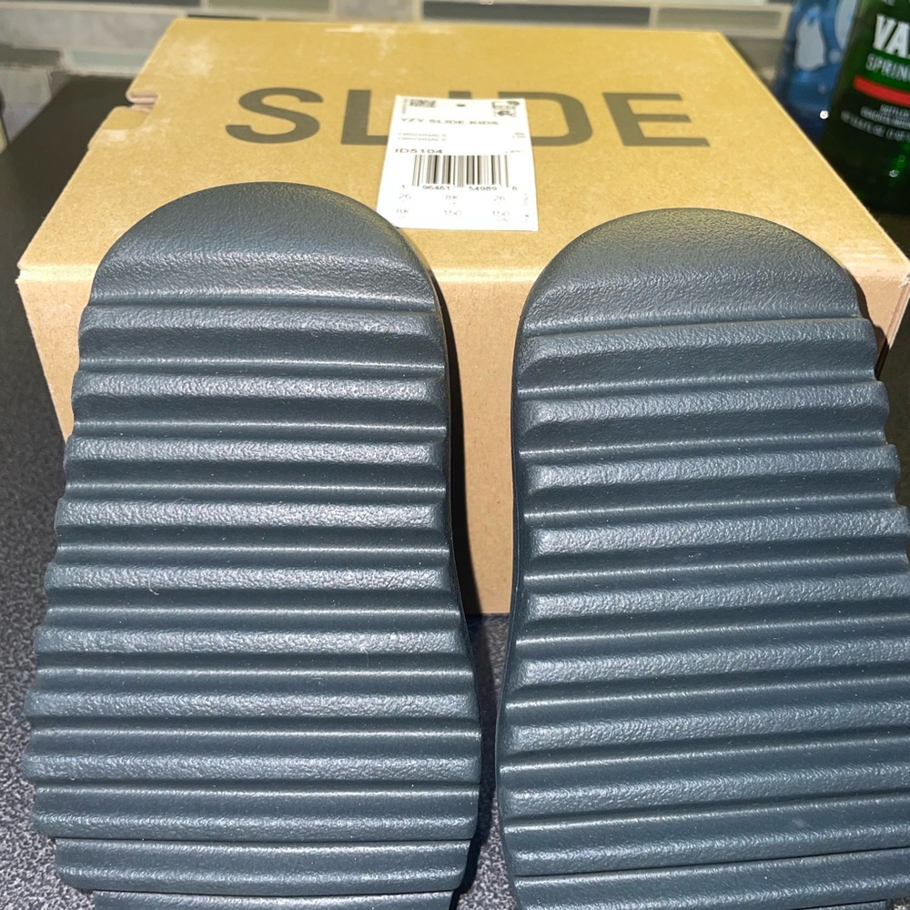 BRAND NEW NEVER WORN Yeezy Kids Slide Sandals 
Charcoal Grey (DAKONY) - Picture 2 of 3